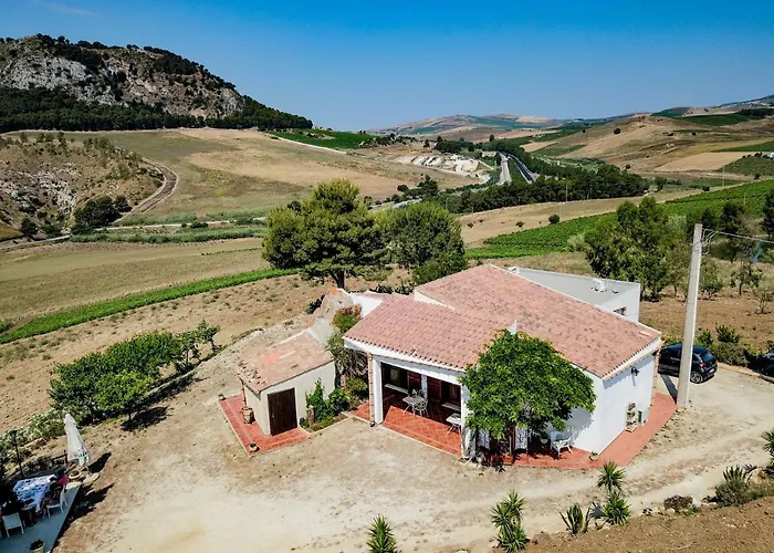 Helimos With Segesta Temple View Near Castellammare Del Golfo カラタフィーミ